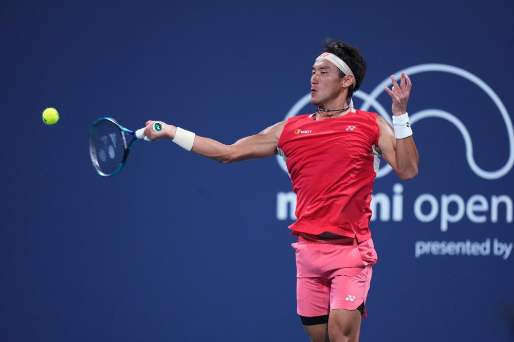 梦幻联动！T1四人组造访拜仁主场，领取印有自己名字的拜仁队服