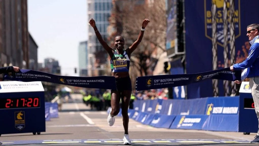 球星赛后把奖杯给队友，太暖心